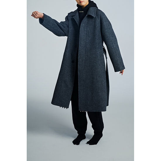 [커스텀멜로우][양혜규 X 커스텀멜로우] `소리 나는 가물` balmacaan coat_CWCAW20892GYX [W CONCEPT]