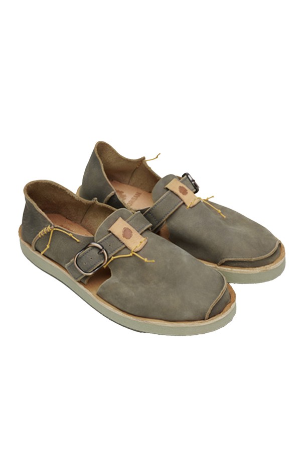 베니라스 프리미엄 알그 카키는 남성용 신발입니다. 부드러운 소가죽 소재로 제작되어 고급스러운 착용감을 선사하며, 봄, 여름, 가을 등 다양한 계절에 활용하기 좋습니다. 라운드 앞코 디자인과 플랫 굽으로 편안함을 더하고, 버클 여밈으로 깔끔한 스타일을 연출합니다. 수제작으로 제작되어 꼼꼼한 마감과 프리미엄 가죽 인솔, 친환경 LWG Gold 인증 가죽 사용으로 높은 품질을 자랑합니다. 데이트룩, 동네 마실룩, 카페룩 등 어떤 스타일에도 잘 어울리는 클래식, 미니멀, 캐주얼 스타일의 신발입니다. 착용할수록 발 모양에 맞게 변형되어 편안함을 더해줍니다.
