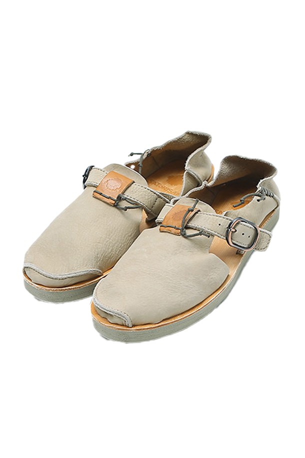 베니라스 프리미엄 스트링 베이지 샌들은 남성용으로, 봄과 여름에 어울리는 플랫 샌들입니다. 부드러운 소가죽 소재에 라운드 앞코 디자인으로 제작되었으며, 버클형 신발 여밈과 오픈형 탑라인으로 편안함을 더했습니다. LWG Gold 인증 친환경 가죽, 수제작, 프리미엄 가죽 인솔, 마이크로 퍼포레이티드 디자인으로 고급스러운 마감과 통기성을 제공합니다. 데이트룩, 동네 마실룩, 여행룩 등 다양한 상황에 클래식, 미니멀, 캐주얼 스타일로 연출하기 좋습니다.
