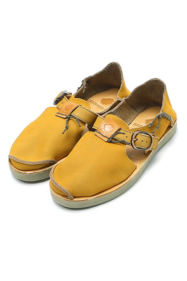 베니라스 프리미엄 커큐마는 고급스러운 스타일을 연출하는 남성용 수제화입니다. LWG 골드등급 가죽을 사용하여 부드러운 착용감과 뛰어난 내구성을 자랑하며, 핸드메이드 제작으로 섬세함을 더했습니다. 워싱 및 핸드 피니싱 공법으로 은은한 멋을 더했으며, 플랫 굽과 라운드 앞코 디자인으로 편안함을 제공합니다. 데이트룩, 클래식, 미니멀, 캐주얼 스타일 모두 소화 가능하며, 버클 디테일이 돋보이는 옐로우 컬러가 특징입니다. 물세탁이 가능하여 관리가 용이합니다.
