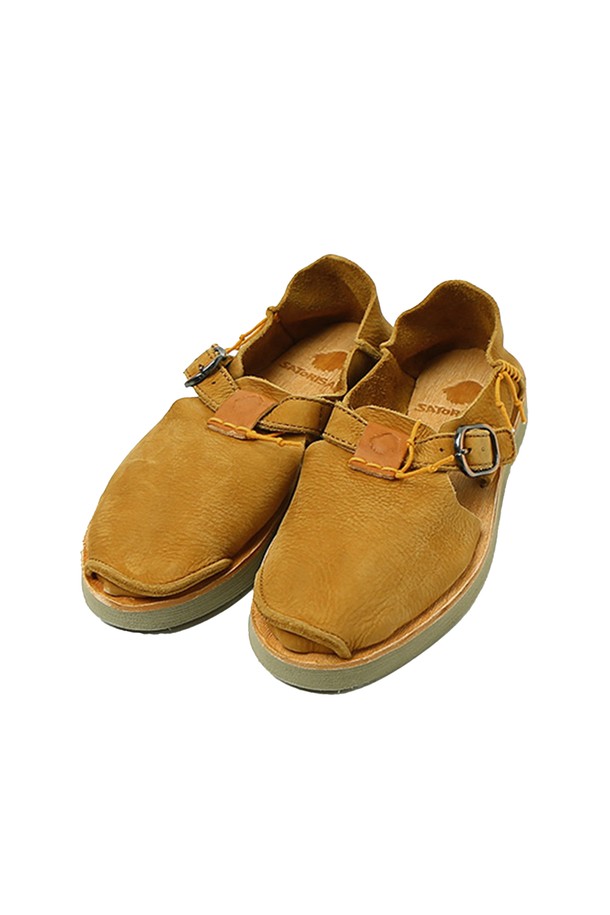 베니라스 프리미엄 피넛 머스타드는 LWG 골드 등급 인증 가죽과 소가죽 내피를 사용하여 제작된 남성용 샌들입니다. 여름철 휴가룩과 여행룩에 어울리는 클래식, 미니멀, 캐주얼 스타일의 무지 디자인으로, 버클 여밈이 특징입니다. 수제작으로 제작되어 착용자의 발 모양에 맞춰 자연스럽게 변형되며, 슬롯 인솔 디자인으로 편안한 착용감을 제공합니다. 물세탁이 가능하여 위생적으로 관리할 수 있습니다.
