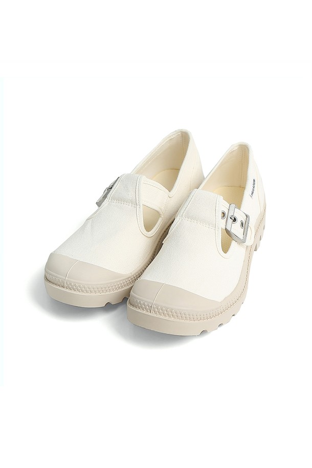 팜파 메리제인 워시드 화이트는 여성스러운 매력을 더해줄 메리제인 슈즈입니다. 부드러운 면 소재와 편안한 착용감을 제공하며, 은은한 워시드 가공으로 빈티지한 멋을 더했습니다. 굽 높이는 낮고 플랫한 디자인으로, 일상생활에서 편안하게 착용하기 좋습니다. 라운드 앞코와 버클 여밈, 팜파 클래식 디자인이 조화롭게 어우러져 캐주얼, 클래식, 미니멀 스타일 모두 소화 가능하며 데이트룩, 쇼핑룩에 잘 어울립니다. 부드러운 소프트 화이트 컬러로 어떤 옷에도 매치하기 용이합니다.
