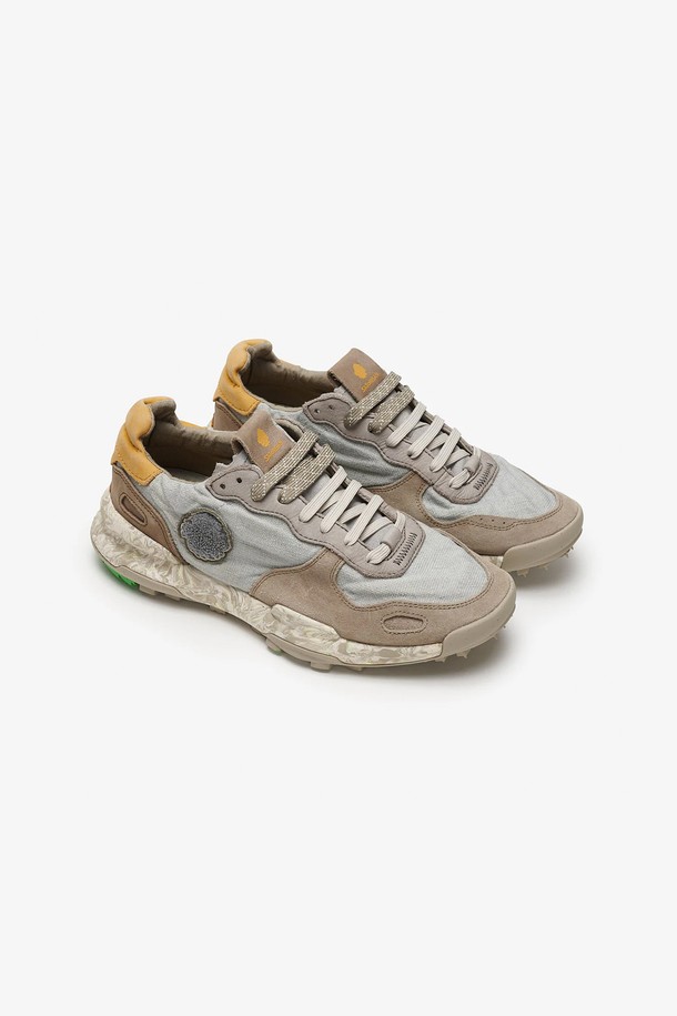 [사토리산] 차크로나 린넨 스니커즈 콘크리트 그레이 CONCRETE GREY 110107A256는 남성용 운동화입니다. 콘크리트 그레이 컬러의 이 스니커즈는 봄, 여름, 가을 계절에 착용하기 좋으며, 일상 용도로 적합합니다. 천연 가죽, 리넨, 재생 코튼, 고무 소재를 사용하여 제작되었으며, 부드럽고 유연한 착화감과 내구성을 제공합니다. LWG 골드 등급 가죽, 유기농 면 안감, 탈부착 가능한 PU 인솔, 재생 EVA 미드솔, 스터드 디자인, 트레드 패턴 아웃솔, 인체공학적 인솔, 통기성이 특징입니다. 좁고 보통 발볼에 적합하며, 캐주얼, 미니멀, 클래식 스타일의 동네 마실룩, 산책룩에 잘 어울립니다.
