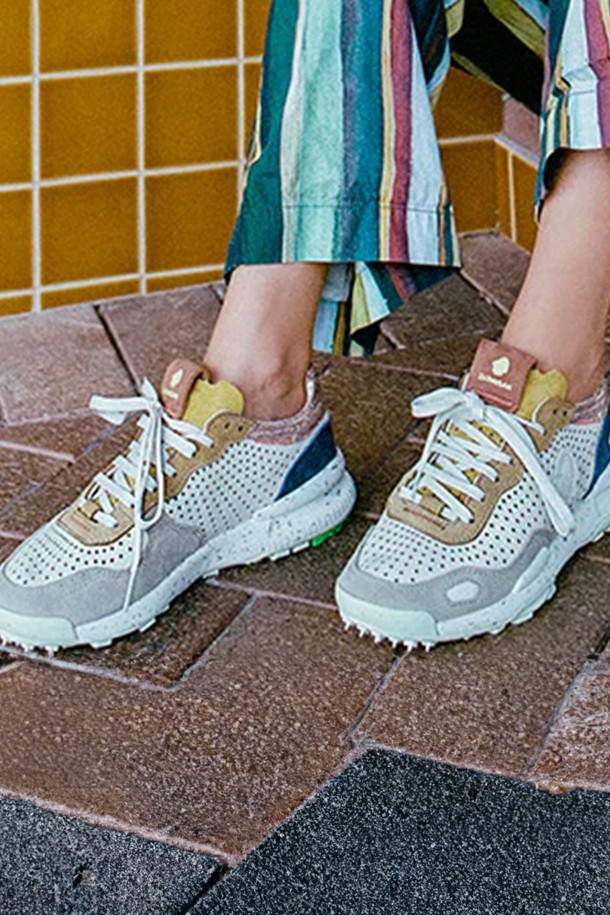 **사토리산 차크로나 레이저 프리미엄 스니커즈 멀티컬러 110073A061**는 남녀 공용으로, 일상생활에서 캐주얼하고 미니멀, 클래식한 스타일을 연출하기 좋은 스니커즈입니다. 여름에 적합하며, 라운드 앞코 디자인에 멀티 컬러 배색이 돋보입니다. 소가죽, 면, 고무 등 고급 소재를 사용하여 편안함과 내구성을 높였으며, 가볍고 통기성이 뛰어납니다. 탈부착 가능한 PU 인솔과 재활용 EVA 미드솔, 스터드 디자인, LWG 인증 가죽 사용으로 기능성과 디자인을 모두 잡았습니다. 동네 마실룩, 산책룩, 여행룩 어디든 잘 어울리는 로우탑 스타일의 끈 스니커즈입니다.
