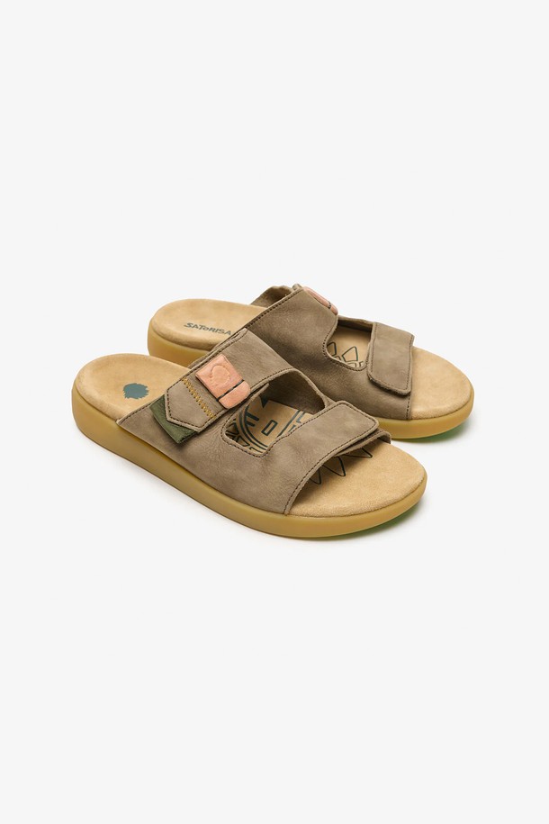 사토리산 훗사니 프리미엄 로덴 LODEN 110133A053 남성 슬리퍼입니다. 로덴 컬러의 소가죽, 스웨이드, 고무 소재로 제작되었으며, 봄, 여름 계절에 착용하기 좋습니다. 라운드 앞코에 플랫 굽, 무지 패턴, 이중 벨크로 스트랩 디자인이 특징입니다. LWG 골드 등급 인증 가죽 사용, 핸드스티치 마감, 엠보싱 로고, 경량 EVA 미드솔을 적용하여 편안함과 스타일을 동시에 잡았습니다. 동네 마실룩, 산책룩, 휴가룩, 캐주얼, 클래식, 미니멀 스타일을 완성해보세요.
