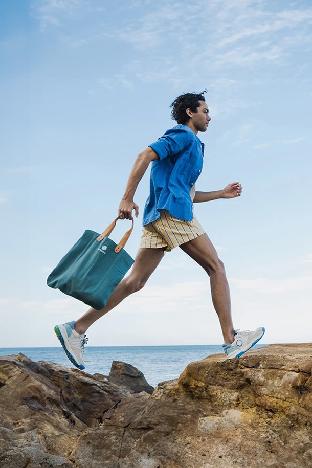 [사토리산] 토트백 가이아 멜랑콜리 그레이 MELANCHOLIC GREY 110138A055는 남성을 위한 미디엄 사이즈 토트백입니다. 멜랑콜리 그레이 컬러의 무지 디자인으로, 면과 소가죽 소재를 사용하여 제작되었습니다. GOTS 인증 유기농 면을 사용하고, 프리미엄 가죽 핸들과 핸드스티치 마감으로 내구성과 고급스러움을 더했습니다. 사각 모양에 로고 엠보싱 장식이 있으며, 오픈형으로 간편하게 사용 가능하며, 40cm x 43cm 크기로 일상 및 출근, 쇼핑룩에 적합합니다. 무게는 295g입니다. 클래식, 미니멀, 캐주얼 스타일에 잘 어울립니다.
