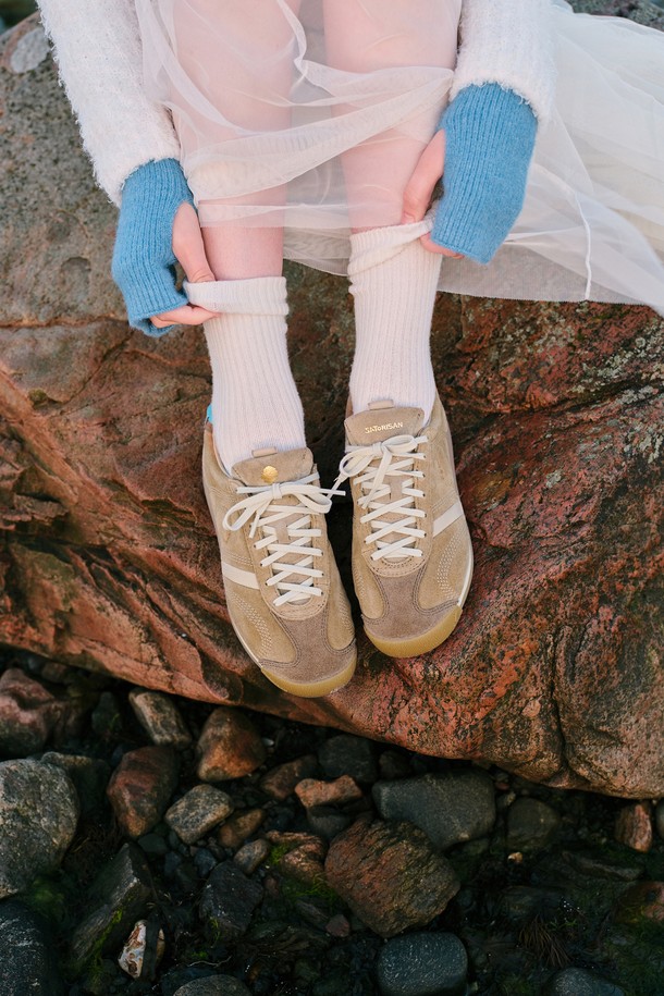 사토리산(Satorisan) 스타더스트 스니커즈 페이디드 체스트넛 120137A421은 남성용 스니커즈입니다. 부드러운 스웨이드와 천연 가죽, 튼튼한 고무 소재를 사용하여 사계절 내내 편안하게 착용할 수 있습니다. 로우탑 디자인과 라운드 앞코가 특징이며, 오가닉 코튼 안감으로 부드러운 착용감을 선사합니다. LWG 골드 등급 가죽을 사용하여 지속 가능한 가치를 더했으며, 인체공학적 설계와 탈부착 가능한 인솔, 미끄럼 방지 아웃솔로 편안함과 안전성을 높였습니다. 일상 또는 가벼운 산책 시 클래식, 미니멀, 캐주얼 스타일로 연출하기 좋습니다.
