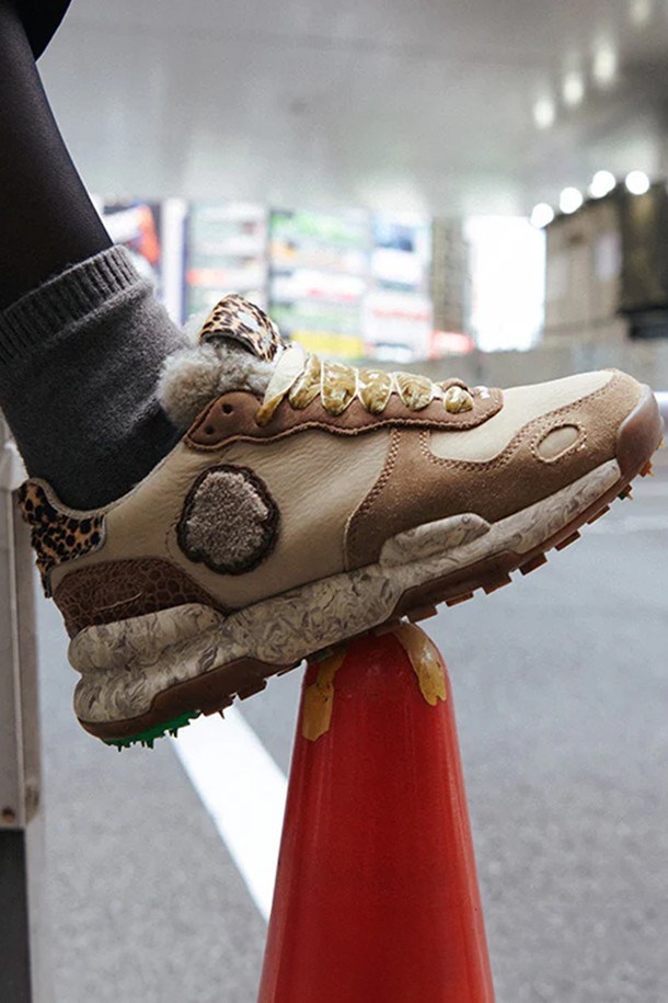 [사토리산] 차크로나 프리미엄 스니커즈 드리프트 우드 120062A419는 여성용 스니커즈로, 베이지와 브라운 컬러를 사용하여 일상 및 러닝 스타일에 적합합니다. 라운드 앞코에 끈으로 여미는 디자인이며, 봄, 여름, 가을 계절에 착용하기 좋습니다. 합성가죽 소재에 플랫 굽과 로우탑 디자인으로 편안함을 제공하며, 무지 패턴과 쿠션감, 경량 특징을 갖추었습니다. 캐주얼, 미니멀, 스포티한 스타일의 러닝룩과 산책룩에 매치하여 활동적인 스타일을 연출해보세요.
