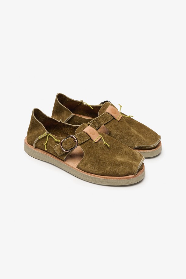 사토리산 베니라스 프리미엄 모하비(MOJAVE) 110139A360은 남성용 샌들로, 여름철 일상 및 캐주얼 스타일에 적합합니다. 라운드 앞코 디자인에 플랫 굽으로 편안함을 더했으며, 프리미엄 천연 소가죽과 경량 고무 아웃솔을 사용하여 내구성과 착용감을 높였습니다. LWG 골드 등급 인증 가죽, 비건 태닝 인솔, 무용제 내부구조, 재활용 포장재 등 지속 가능한 소재를 사용하여 제작되었습니다. 오픈형 디자인으로 휴가룩, 여행룩, 캐주얼, 미니멀, 클래식 스타일을 연출하기 좋습니다.
