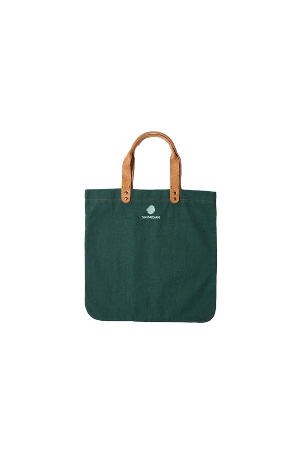 [사토리산] 토트백 가이아 멜랑콜리 그레이 MELANCHOLIC GREY 110138A055는 남성을 위한 미디엄 사이즈 토트백입니다. 멜랑콜리 그레이 컬러의 무지 디자인으로, 면과 소가죽 소재를 사용하여 제작되었습니다. GOTS 인증 유기농 면을 사용하고, 프리미엄 가죽 핸들과 핸드스티치 마감으로 내구성과 고급스러움을 더했습니다. 사각 모양에 로고 엠보싱 장식이 있으며, 오픈형으로 간편하게 사용 가능하며, 40cm x 43cm 크기로 일상 및 출근, 쇼핑룩에 적합합니다. 무게는 295g입니다. 클래식, 미니멀, 캐주얼 스타일에 잘 어울립니다.
