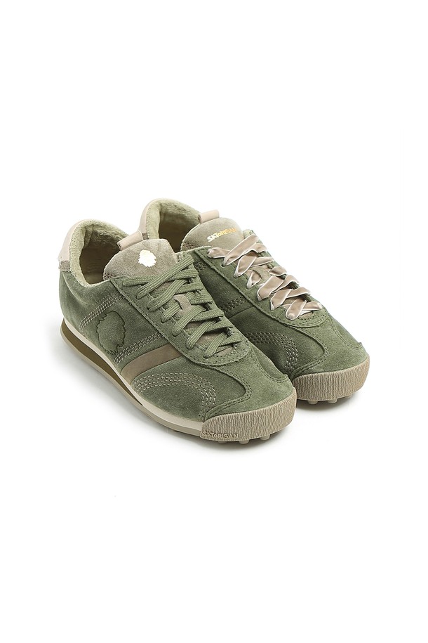 [사토리산] 스타더스트 스니커즈 러쉬 그린 120137A422는 남성용 스니커즈입니다. 러쉬 그린 컬러의 라운드 앞코 디자인으로, 데이트룩과 쇼핑룩에 잘 어울립니다. 스웨이드와 소가죽 소재를 사용하여 고급스러움을 더했으며, LWG 골드 인증 가죽과 지속 가능한 소재를 통해 친환경적인 가치를 담았습니다. 플랫 굽에 오가닉 코튼 안감, 미끄럼 방지 아웃솔, 인체공학적 인솔, 탈부착 가능한 인솔을 갖춰 편안한 착용감을 제공합니다. 캐주얼, 미니멀, 클래식 스타일을 즐겨 입는 분들에게 추천합니다.
