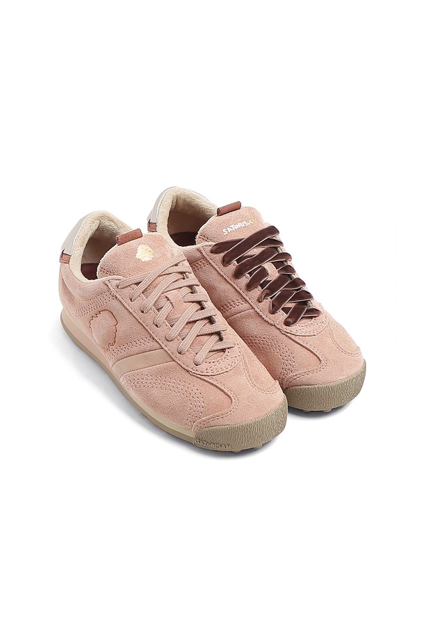 사토리산(Satorisan) 스타더스트 스니커즈 노마드 베이지 120137A423는 남성용 스니커즈입니다. 베이지 컬러의 라운드 앞코 디자인으로, 스웨이드와 소가죽 소재를 사용하여 고급스러운 느낌을 줍니다. 봄, 여름, 가을에 착용하기 좋으며, 가볍고 통기성이 뛰어난 면 안감과 탈부착 가능한 인솔이 편안한 착용감을 선사합니다. LWG Gold 등급 인증 가죽과 지속가능한 소재를 사용하여 제작되었으며, 인체공학적 설계와 미끄럼 방지 밑창이 특징입니다. 캐주얼, 미니멀, 클래식 스타일의 동네 마실룩과 산책룩에 잘 어울리는 신발입니다.
