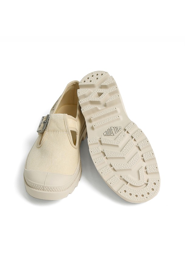 팜파 메리제인 워시드 사하라 슈즈는 여성용 메리제인 슈즈입니다. 베이지와 사하라 컬러로 출시되었으며, 부드러운 면 소재와 편안한 고무 밑창으로 제작되어 일상 및 캐주얼 스타일에 적합합니다. 라운드 앞코 디자인과 플랫 굽으로 편안함을 강조했으며, 면 안감과 버클 여밈 디테일이 특징입니다. 워시드 가공으로 빈티지한 멋을 더했으며, 데이트룩, 쇼핑룩, 캐주얼, 미니멀, 클래식 스타일을 연출하기 좋습니다. 2025년 2월에 제조되었으며, 제품 코드는 94475-210-M 입니다.
