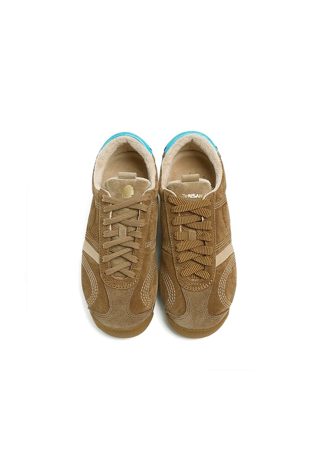 사토리산(Satorisan) 스타더스트 스니커즈 페이디드 체스트넛 120137A421은 남성용 스니커즈입니다. 부드러운 스웨이드와 천연 가죽, 튼튼한 고무 소재를 사용하여 사계절 내내 편안하게 착용할 수 있습니다. 로우탑 디자인과 라운드 앞코가 특징이며, 오가닉 코튼 안감으로 부드러운 착용감을 선사합니다. LWG 골드 등급 가죽을 사용하여 지속 가능한 가치를 더했으며, 인체공학적 설계와 탈부착 가능한 인솔, 미끄럼 방지 아웃솔로 편안함과 안전성을 높였습니다. 일상 또는 가벼운 산책 시 클래식, 미니멀, 캐주얼 스타일로 연출하기 좋습니다.
