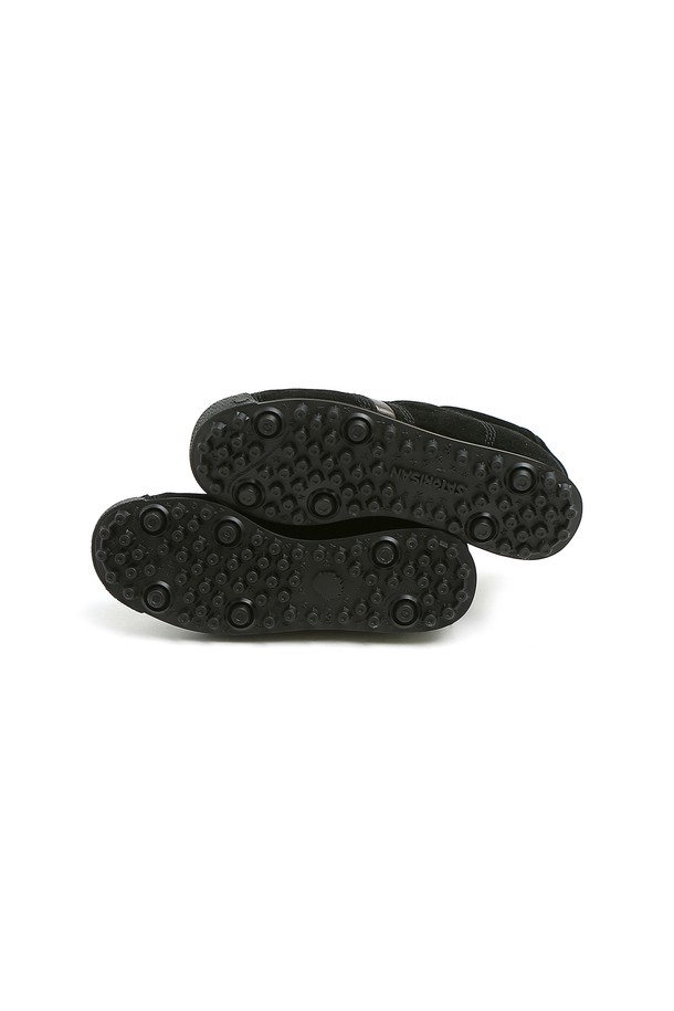 [사토리산] 스타더스트 스니커즈 블랙 120137A420은 일상 및 캐주얼 스타일에 적합한 남성용 스니커즈입니다. 블랙 컬러의 라운드 앞코 디자인으로, 사계절 내내 착용 가능합니다. LWG 골드등급 천연 스웨이드 가죽, 소가죽, 고무를 사용하여 제작되었으며, 로우탑 디자인과 끈으로 여미는 방식입니다. 미끄럼 방지 합성고무 밑창과 탈부착 가능한 인솔, 인체공학적 설계 인솔로 편안한 착용감을 제공하며 데이트룩, 산책룩, 캐주얼, 클래식, 미니멀 스타일에 잘 어울립니다.
