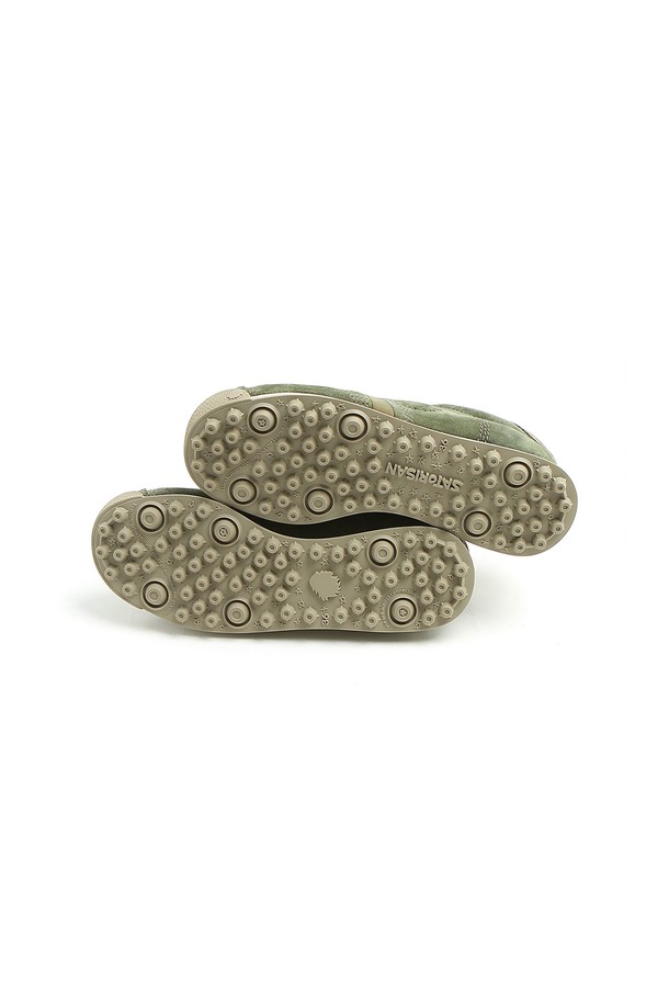 [사토리산] 스타더스트 스니커즈 러쉬 그린 120137A422는 남성용 스니커즈입니다. 러쉬 그린 컬러의 라운드 앞코 디자인으로, 데이트룩과 쇼핑룩에 잘 어울립니다. 스웨이드와 소가죽 소재를 사용하여 고급스러움을 더했으며, LWG 골드 인증 가죽과 지속 가능한 소재를 통해 친환경적인 가치를 담았습니다. 플랫 굽에 오가닉 코튼 안감, 미끄럼 방지 아웃솔, 인체공학적 인솔, 탈부착 가능한 인솔을 갖춰 편안한 착용감을 제공합니다. 캐주얼, 미니멀, 클래식 스타일을 즐겨 입는 분들에게 추천합니다.
