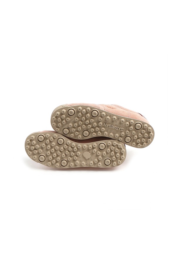 사토리산(Satorisan) 스타더스트 스니커즈 노마드 베이지 120137A423는 남성용 스니커즈입니다. 베이지 컬러의 라운드 앞코 디자인으로, 스웨이드와 소가죽 소재를 사용하여 고급스러운 느낌을 줍니다. 봄, 여름, 가을에 착용하기 좋으며, 가볍고 통기성이 뛰어난 면 안감과 탈부착 가능한 인솔이 편안한 착용감을 선사합니다. LWG Gold 등급 인증 가죽과 지속가능한 소재를 사용하여 제작되었으며, 인체공학적 설계와 미끄럼 방지 밑창이 특징입니다. 캐주얼, 미니멀, 클래식 스타일의 동네 마실룩과 산책룩에 잘 어울리는 신발입니다.
