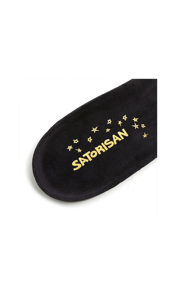 [사토리산] 스타더스트 스니커즈 블랙 120137A420은 일상 및 캐주얼 스타일에 적합한 남성용 스니커즈입니다. 블랙 컬러의 라운드 앞코 디자인으로, 사계절 내내 착용 가능합니다. LWG 골드등급 천연 스웨이드 가죽, 소가죽, 고무를 사용하여 제작되었으며, 로우탑 디자인과 끈으로 여미는 방식입니다. 미끄럼 방지 합성고무 밑창과 탈부착 가능한 인솔, 인체공학적 설계 인솔로 편안한 착용감을 제공하며 데이트룩, 산책룩, 캐주얼, 클래식, 미니멀 스타일에 잘 어울립니다.
