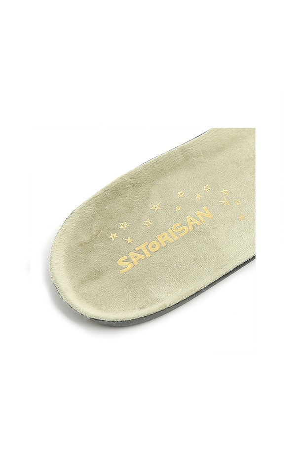 [사토리산] 스타더스트 스니커즈 러쉬 그린 120137A422는 남성용 스니커즈입니다. 러쉬 그린 컬러의 라운드 앞코 디자인으로, 데이트룩과 쇼핑룩에 잘 어울립니다. 스웨이드와 소가죽 소재를 사용하여 고급스러움을 더했으며, LWG 골드 인증 가죽과 지속 가능한 소재를 통해 친환경적인 가치를 담았습니다. 플랫 굽에 오가닉 코튼 안감, 미끄럼 방지 아웃솔, 인체공학적 인솔, 탈부착 가능한 인솔을 갖춰 편안한 착용감을 제공합니다. 캐주얼, 미니멀, 클래식 스타일을 즐겨 입는 분들에게 추천합니다.
