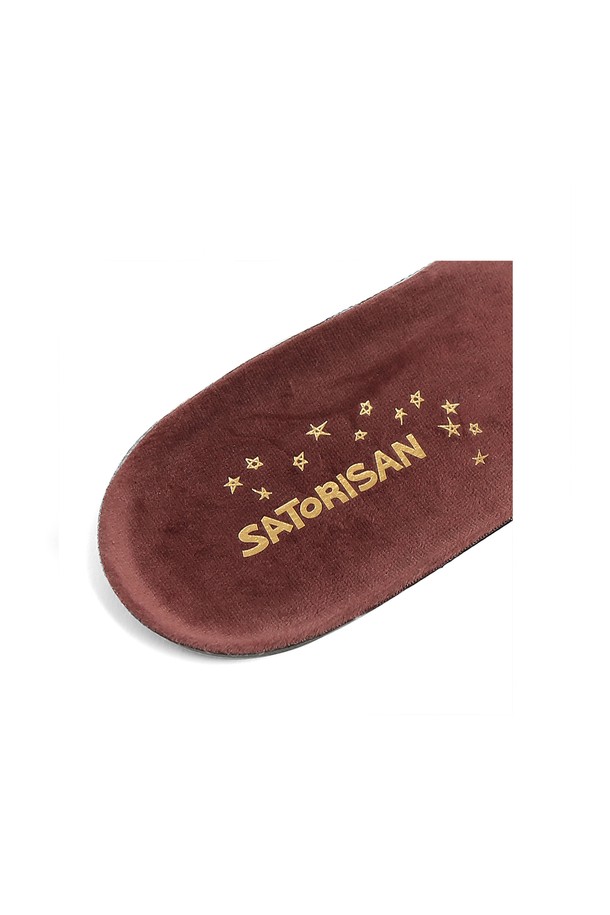 사토리산(Satorisan) 스타더스트 스니커즈 노마드 베이지 120137A423는 남성용 스니커즈입니다. 베이지 컬러의 라운드 앞코 디자인으로, 스웨이드와 소가죽 소재를 사용하여 고급스러운 느낌을 줍니다. 봄, 여름, 가을에 착용하기 좋으며, 가볍고 통기성이 뛰어난 면 안감과 탈부착 가능한 인솔이 편안한 착용감을 선사합니다. LWG Gold 등급 인증 가죽과 지속가능한 소재를 사용하여 제작되었으며, 인체공학적 설계와 미끄럼 방지 밑창이 특징입니다. 캐주얼, 미니멀, 클래식 스타일의 동네 마실룩과 산책룩에 잘 어울리는 신발입니다.
