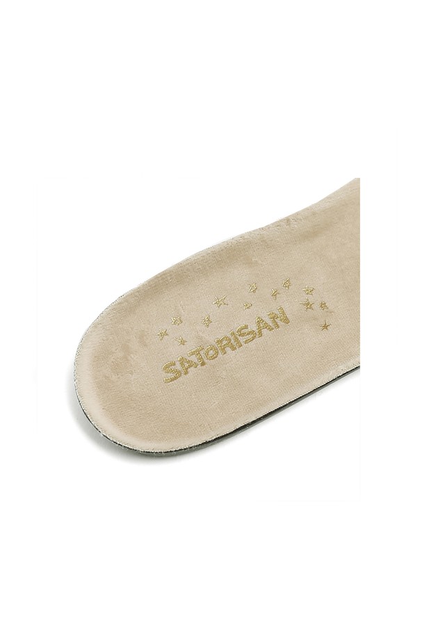 사토리산(Satorisan) 스타더스트 스니커즈 페이디드 체스트넛 120137A421은 남성용 스니커즈입니다. 부드러운 스웨이드와 천연 가죽, 튼튼한 고무 소재를 사용하여 사계절 내내 편안하게 착용할 수 있습니다. 로우탑 디자인과 라운드 앞코가 특징이며, 오가닉 코튼 안감으로 부드러운 착용감을 선사합니다. LWG 골드 등급 가죽을 사용하여 지속 가능한 가치를 더했으며, 인체공학적 설계와 탈부착 가능한 인솔, 미끄럼 방지 아웃솔로 편안함과 안전성을 높였습니다. 일상 또는 가벼운 산책 시 클래식, 미니멀, 캐주얼 스타일로 연출하기 좋습니다.
