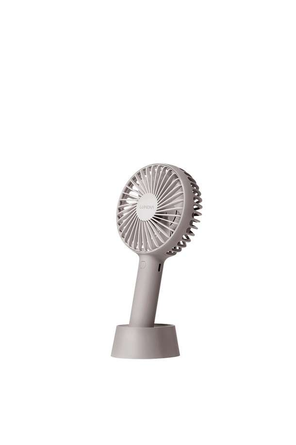 [루메나] 휴대용 무선 선풍기 FAN PRO 4는 최대 15시간 사용 가능한 무선 선풍기입니다. 4가지 색상 (아쿠아 그레이, 핑키시 그레이, 차콜 블랙, 크림 화이트)으로 제공되며, 165g의 가벼운 무게와 106 x 207 x 36mm 크기로 휴대성이 뛰어납니다. 4단계 풍속 조절, 저소음 설계, 분리형 안전망, LED 배터리 표시 기능으로 편리하게 사용할 수 있습니다. 3엽 블레이드 시스템, BLDC 모터, TYPE-C 충전, 무선 충전 크래들, 전자파 인증을 완료하여 안전성을 높였습니다. 데스크/사무실, 아웃도어, 실내 등 다양한 공간에서 활용 가능합니다.
