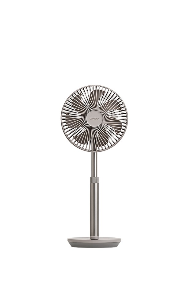 루메나 무선 써큘레이터 FAN PRIME 3는 Pure White, Modern Beige, Dark Green 세 가지 색상으로 출시되어 실내 및 야외에서 폭넓게 사용할 수 있는 무선 선풍기/서큘레이터입니다. BLDC 모터를 탑재하여 부드럽고 강력한 바람을 제공하며, 4단계 풍량 조절, 높이 조절, 좌우 회전, 타이머 기능으로 사용 편의성을 높였습니다. 최대 7.5m까지 도달하는 강력한 풍량과 최대 30시간 사용 가능한 8,000mAh 배터리, C타입 충전 방식으로 편리하게 사용할 수 있습니다. 구성품으로는 본체, C to C 케이블, 제품 설명서가 포함되어 있습니다.
