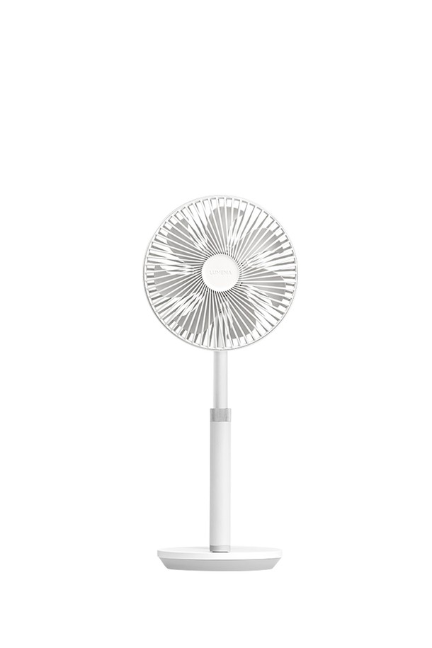 [루메나] 무선 써큘레이터 FAN PRIME 3는 최대 30시간 사용 가능한 무선 선풍기/서큘레이터입니다. 8인치 헤드와 4단계 풍량 조절, 좌우 회전 기능으로 시원함을 더하며, 높이 조절과 타이머 기능으로 편리성을 높였습니다. BLDC 모터와 7단계 초저소음 설계를 통해 조용하고 쾌적한 환경을 제공하며, C타입 충전 방식으로 간편하게 충전할 수 있습니다. Pure White, Modern Beige, Dark Green 세 가지 색상으로 출시되었으며, 실내, 아웃도어, 캠핑 등 다양한 용도로 활용 가능합니다. 1000g의 가벼운 무게와 200 x 162 x 350(+140)mm 크기로 휴대 및 보관이 용이하며, 4.8/5점의 높은 평점을 기록하고 있습니다.

