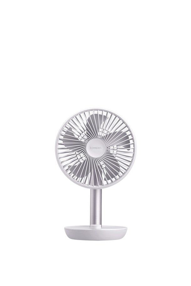 [루메나] 탁상용 무선 선풍기 FAN STAND 3Z는 실내, 책상용, 아웃도어 등 다양한 환경에서 사용 가능한 미디엄 사이즈 선풍기입니다. BLDC 모터를 사용하여 저소음으로 작동하며, 4단계 풍량 조절과 120° 좌우 회전 기능을 지원합니다. C타입 충전 방식으로 최대 20시간 사용 가능하며, 3시간 충전으로 편리하게 사용할 수 있습니다. 인디고, 핑크쉬 퍼플, 미드나잇 그레이, 블랙, 화이트, 스틸 그레이, 마일드 핑크, 스카이 총 8가지 색상으로 제공됩니다. 안전망 분리 기능과 5엽 블레이드로 설계되었으며, 전용 파우치(별도 판매)를 통해 휴대성을 높였습니다.
