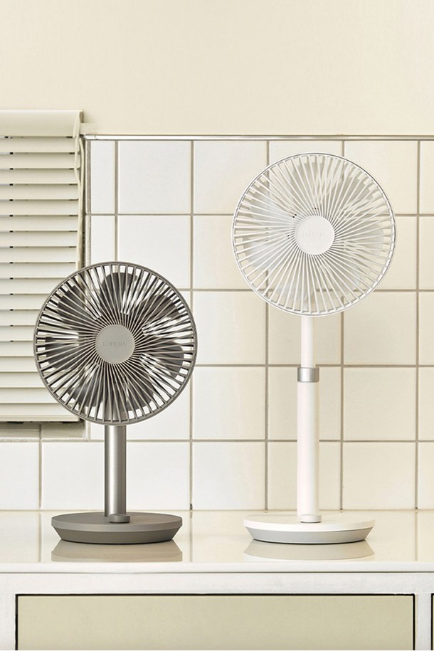 루메나 무선 써큘레이터 FAN PRIME 3는 Pure White, Modern Beige, Dark Green 세 가지 색상으로 출시되어 실내 및 야외에서 폭넓게 사용할 수 있는 무선 선풍기/서큘레이터입니다. BLDC 모터를 탑재하여 부드럽고 강력한 바람을 제공하며, 4단계 풍량 조절, 높이 조절, 좌우 회전, 타이머 기능으로 사용 편의성을 높였습니다. 최대 7.5m까지 도달하는 강력한 풍량과 최대 30시간 사용 가능한 8,000mAh 배터리, C타입 충전 방식으로 편리하게 사용할 수 있습니다. 구성품으로는 본체, C to C 케이블, 제품 설명서가 포함되어 있습니다.
