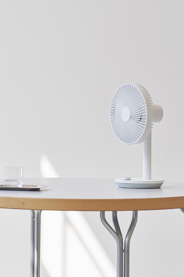 [루메나] 무선 써큘레이터 FAN PRIME 3는 최대 30시간 사용 가능한 무선 선풍기/서큘레이터입니다. 8인치 헤드와 4단계 풍량 조절, 좌우 회전 기능으로 시원함을 더하며, 높이 조절과 타이머 기능으로 편리성을 높였습니다. BLDC 모터와 7단계 초저소음 설계를 통해 조용하고 쾌적한 환경을 제공하며, C타입 충전 방식으로 간편하게 충전할 수 있습니다. Pure White, Modern Beige, Dark Green 세 가지 색상으로 출시되었으며, 실내, 아웃도어, 캠핑 등 다양한 용도로 활용 가능합니다. 1000g의 가벼운 무게와 200 x 162 x 350(+140)mm 크기로 휴대 및 보관이 용이하며, 4.8/5점의 높은 평점을 기록하고 있습니다.
