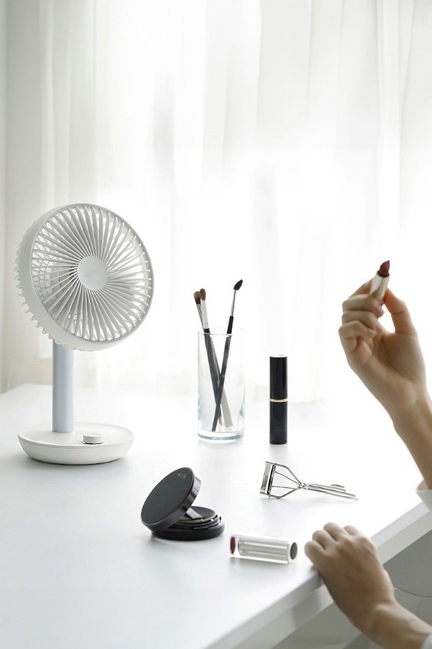 [루메나] 탁상용 무선 선풍기 FAN STAND 3Z는 실내, 책상, 아웃도어 등 다양한 공간에서 사용할 수 있는 탁상용 선풍기입니다. 인디고, 핑크퍼플, 미드나잇 그레이, 블랙, 화이트, 스틸 그레이, 마일드 핑크, 스카이 등 8가지 다채로운 색상으로 출시되어 취향에 맞게 선택할 수 있습니다. 4,000mAh 배터리로 최대 20시간 무선 사용이 가능하며, C타입 충전 방식으로 3시간 만에 완충됩니다. 4단계 풍량 조절, 120° 좌우 회전, 저소음 설계, 안전망 분리 기능 등을 갖췄으며, BLDC 모터와 5엽 블레이드로 최대 풍속 도달 거리 10m를 자랑합니다. 본체, CtoC 케이블, 제품 설명서가 구성품으로 제공됩니다.
