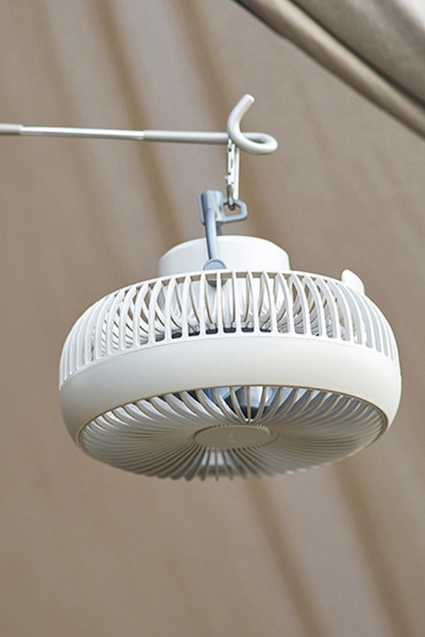 [루메나] 무선 써큘레이터 FAN BOOST는 Sand Beige와 Deep Khaki 두 가지 색상으로 제공되며, 실내외 어디든 휴대하며 사용할 수 있는 무선 써큘레이터입니다. 5엽 날개와 대각선 순환 구조, 최대 18m 바람 도달 거리로 시원함을 선사하며, 7단계 풍속 조절과 리모컨 조작 기능으로 편리성을 더했습니다. 11,200mAh 배터리로 최대 30시간 사용 가능하며, 분리형 스탠드, 삼각대 마운트 지원, 하드케이스, 듀얼 스탠드, 카라비너 등의 구성품을 갖추고 있습니다. 20dB의 저소음 설계로 조용하게 사용할 수 있으며, 크기는 247 x 142 x 391mm, 무게는 1.3kg입니다.
