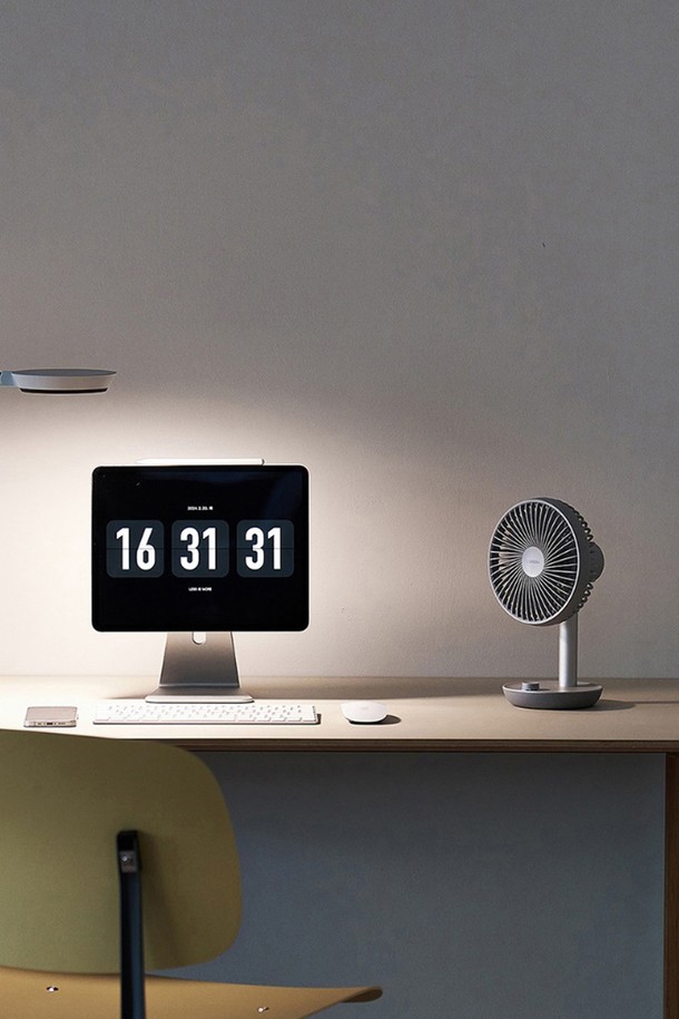 [루메나] 탁상용 무선 선풍기 FAN STAND 3Z는 실내, 책상, 아웃도어 등 다양한 공간에서 사용할 수 있는 탁상용 선풍기입니다. 인디고, 핑크퍼플, 미드나잇 그레이, 블랙, 화이트, 스틸 그레이, 마일드 핑크, 스카이 등 8가지 다채로운 색상으로 출시되어 취향에 맞게 선택할 수 있습니다. 4,000mAh 배터리로 최대 20시간 무선 사용이 가능하며, C타입 충전 방식으로 3시간 만에 완충됩니다. 4단계 풍량 조절, 120° 좌우 회전, 저소음 설계, 안전망 분리 기능 등을 갖췄으며, BLDC 모터와 5엽 블레이드로 최대 풍속 도달 거리 10m를 자랑합니다. 본체, CtoC 케이블, 제품 설명서가 구성품으로 제공됩니다.
