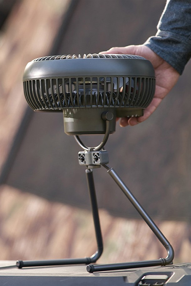 [루메나] 무선 써큘레이터 FAN BOOST는 Sand Beige와 Deep Khaki 두 가지 색상으로 제공되며, 실내외 어디든 휴대하며 사용할 수 있는 무선 써큘레이터입니다. 5엽 날개와 대각선 순환 구조, 최대 18m 바람 도달 거리로 시원함을 선사하며, 7단계 풍속 조절과 리모컨 조작 기능으로 편리성을 더했습니다. 11,200mAh 배터리로 최대 30시간 사용 가능하며, 분리형 스탠드, 삼각대 마운트 지원, 하드케이스, 듀얼 스탠드, 카라비너 등의 구성품을 갖추고 있습니다. 20dB의 저소음 설계로 조용하게 사용할 수 있으며, 크기는 247 x 142 x 391mm, 무게는 1.3kg입니다.
