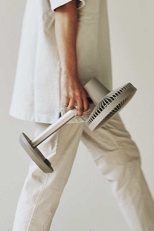 루메나 무선 써큘레이터 FAN PRIME 3는 Pure White, Modern Beige, Dark Green 세 가지 색상으로 출시되어 실내 및 야외에서 폭넓게 사용할 수 있는 무선 선풍기/서큘레이터입니다. BLDC 모터를 탑재하여 부드럽고 강력한 바람을 제공하며, 4단계 풍량 조절, 높이 조절, 좌우 회전, 타이머 기능으로 사용 편의성을 높였습니다. 최대 7.5m까지 도달하는 강력한 풍량과 최대 30시간 사용 가능한 8,000mAh 배터리, C타입 충전 방식으로 편리하게 사용할 수 있습니다. 구성품으로는 본체, C to C 케이블, 제품 설명서가 포함되어 있습니다.
