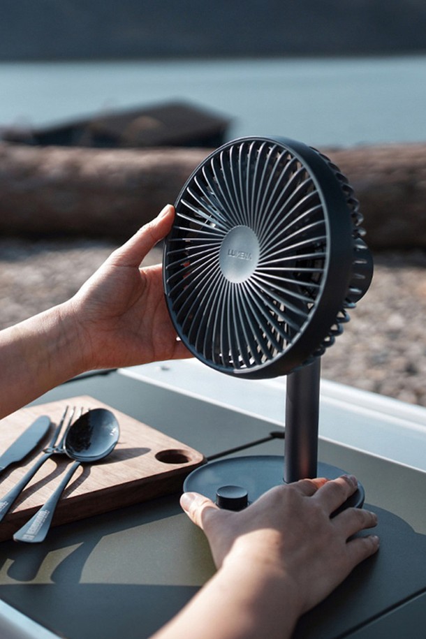 [루메나] 탁상용 무선 선풍기 FAN STAND 3Z는 실내, 책상, 아웃도어 등 다양한 공간에서 사용할 수 있는 탁상용 선풍기입니다. 인디고, 핑크퍼플, 미드나잇 그레이, 블랙, 화이트, 스틸 그레이, 마일드 핑크, 스카이 등 8가지 다채로운 색상으로 출시되어 취향에 맞게 선택할 수 있습니다. 4,000mAh 배터리로 최대 20시간 무선 사용이 가능하며, C타입 충전 방식으로 3시간 만에 완충됩니다. 4단계 풍량 조절, 120° 좌우 회전, 저소음 설계, 안전망 분리 기능 등을 갖췄으며, BLDC 모터와 5엽 블레이드로 최대 풍속 도달 거리 10m를 자랑합니다. 본체, CtoC 케이블, 제품 설명서가 구성품으로 제공됩니다.
