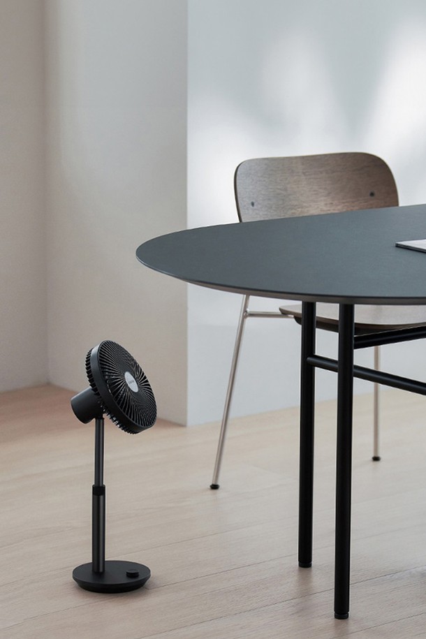 [루메나] 무선 써큘레이터 FAN PRIME 3는 최대 30시간 사용 가능한 무선 선풍기/서큘레이터입니다. 8인치 헤드와 4단계 풍량 조절, 좌우 회전 기능으로 시원함을 더하며, 높이 조절과 타이머 기능으로 편리성을 높였습니다. BLDC 모터와 7단계 초저소음 설계를 통해 조용하고 쾌적한 환경을 제공하며, C타입 충전 방식으로 간편하게 충전할 수 있습니다. Pure White, Modern Beige, Dark Green 세 가지 색상으로 출시되었으며, 실내, 아웃도어, 캠핑 등 다양한 용도로 활용 가능합니다. 1000g의 가벼운 무게와 200 x 162 x 350(+140)mm 크기로 휴대 및 보관이 용이하며, 4.8/5점의 높은 평점을 기록하고 있습니다.
