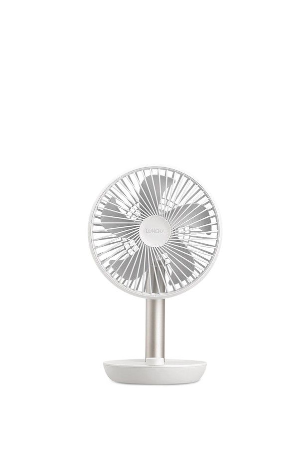 [루메나] 탁상용 선풍기 FAN STAND PLUS 스페셜 에디션은 크림 화이트 색상의 세련된 디자인으로, 실내, 책상, 사무실 등 다양한 공간에서 사용하기 좋습니다. BLDC 모터를 탑재하여 저소음으로 작동하며, 5엽 날개와 120도 회전 기능을 통해 시원한 바람을 넓게 전달합니다. 무선 사용이 가능하며, 4-20시간 동안 작동하는 리튬이온 4,000mAh 배터리를 내장하여 휴대성을 높였습니다. 4단계 풍속 조절, 타이머 설정(1/2/4/8시간), 최대 풍속거리 10m, LED 충전 표시 및 다이얼 컨트롤을 통해 편리하게 사용할 수 있습니다.
