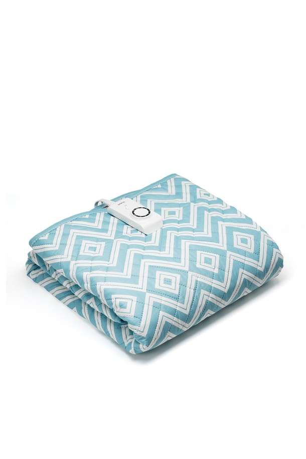 [보국] 전자파안심 워셔블 카본 전기요 오로라민트 더블 BKB-3606D는 포근한 잠자리를 위한 필수템입니다. 은은한 오로라민트 컬러와 기하학 패턴 디자인이 특징이며, 얇은 두께로 제작되어 쾌적한 사용감을 선사합니다. 6중 카본 발열선과 워셔블 기능으로 안전하고 편리하게 사용할 수 있으며, 9단계 온도 조절과 타이머 기능으로 섬세한 설정이 가능합니다. 과전류 방지, 과열 방지, 자동 전원 차단 등 안전 기능과 알러지프리 인증으로 더욱 안심하고 사용할 수 있습니다. 더블 사이즈로 침실 및 수면 공간에 적합하며, 원적외선 방출로 따뜻함을 더합니다.
