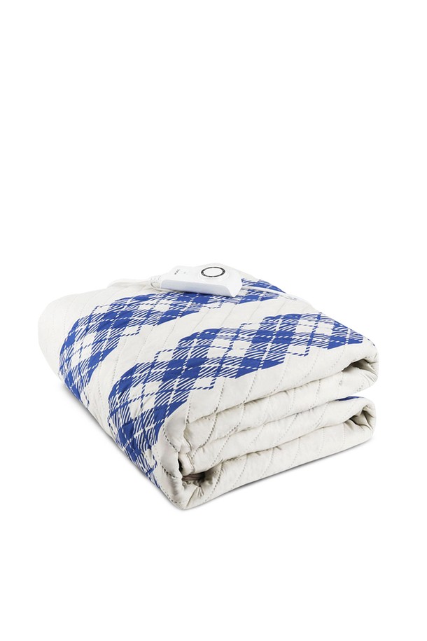 [보국] 전자파안심 워셔블 카본 전기요 리버블루 더블 BKB-3609D는 블루와 화이트 색상의 체크 패턴으로 디자인된 더블 사이즈 전기요입니다. 카본 소재와 6중 카본 발열선, 알루미늄 시트 적용으로 따뜻함과 안전성을 동시에 제공합니다. 전자파 차단, 워셔블 기능, 9단계 온도 조절, 15시간 자동 타이머, 과열/과전류 방지 등 6중 안전장치를 갖춰 안심하고 사용할 수 있습니다. KC 안전인증, KC 전자파 적합성, BAF 알레르기 인증을 획득하여 더욱 믿을 수 있으며, 130W(초기 210W)의 전력 소비로 효율적입니다.
