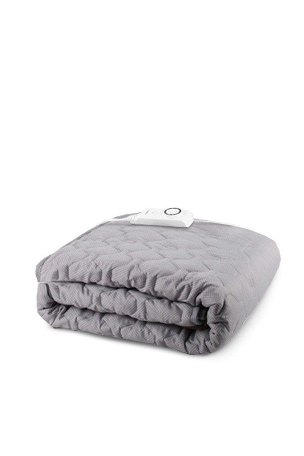 **[보국] 에어셀 베이직 전기요 눈오는거리 더블 BKB-3602D**는 포근한 잠자리를 위한 필수템입니다. 부드러운 피치스킨 소재와 에어셀 퀼팅 시스템으로 제작되어 편안한 사용감을 제공합니다. 9단계 온도 조절과 급속 가열 기능으로 원하는 온도를 빠르게 설정할 수 있으며, 15시간 자동 타이머 기능으로 안전하게 사용할 수 있습니다. 5중 안전 시스템, BAF 알레르기 안전 인증, 원적외선 방출 기능으로 안심하고 사용할 수 있으며, 더블 사이즈로 넉넉한 공간을 제공합니다. 4세대 컨트롤러, 130W 전력 소비, 124cm 전원 코드 길이, 그리고 상단 30cm 저온 설계로 편리함을 더했습니다.
