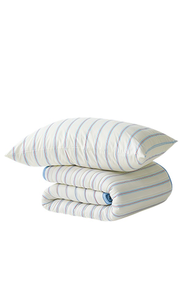 [보국] 프리미엄 탄소매트 버니글로우 소다블루 더블 BKB-4203D는 겨울철 따뜻함을 책임지는 프리미엄 전기매트입니다. 은은한 소다블루 컬러에 스트라이프 패턴으로 디자인되어 포근하고 아늑한 분위기를 연출합니다. 탄소 소재를 사용하여 뛰어난 발열 성능과 보온 효과를 제공하며, 더블 사이즈로 넉넉하게 사용할 수 있습니다. 일상생활에서 편안함을 더해주는 [보국] 프리미엄 탄소매트는 겨울철 필수 아이템입니다.
