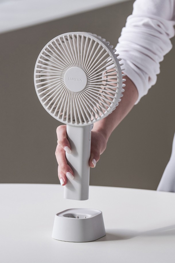 [루메나] 폴더블 빅팬 무선 선풍기 FAN PRO MAX는 크림 화이트와 다크 그레이 두 가지 색상으로 출시되었습니다. 무선, 접이식 디자인으로 휴대와 보관이 편리하며, 최대 24시간 사용 가능한 4,800mAh 배터리를 탑재했습니다. 180도 각도 조절 및 4단계 풍속 조절이 가능하며, 저소음 및 저전력 설계로 쾌적한 사용 환경을 제공합니다. 무선 충전 크래들을 통해 간편하게 충전할 수 있으며, 크래들 팬, 데스크 팬, 핸디 팬, 폴딩 팬 등 다양한 모드로 활용할 수 있습니다. 하이브리드 마찰 힌지, 5엽 날개 디자인, Type-C 충전 포트, LED 충전 표시등 등 실용적인 특징을 갖추고 있습니다.
