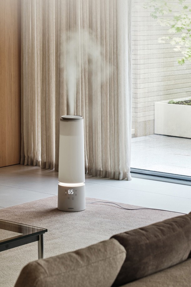 "루메나" 대용량 11L 가열 살균 복합식 가습기 MIST TOWER MAX는 11L의 넉넉한 용량으로 실내 공간을 쾌적하게 유지해줍니다. 가열 살균 기능을 통해 위생적인 가습이 가능하며, 복합식 가습 방식으로 더욱 효과적인 습도 조절을 제공합니다. 화이트 색상의 미스트 타워 디자인은 어느 인테리어에도 잘 어울리며, 겨울철 실내 가습에 최적화되었습니다. 가정용 전자제품으로 편리하게 사용할 수 있습니다.
