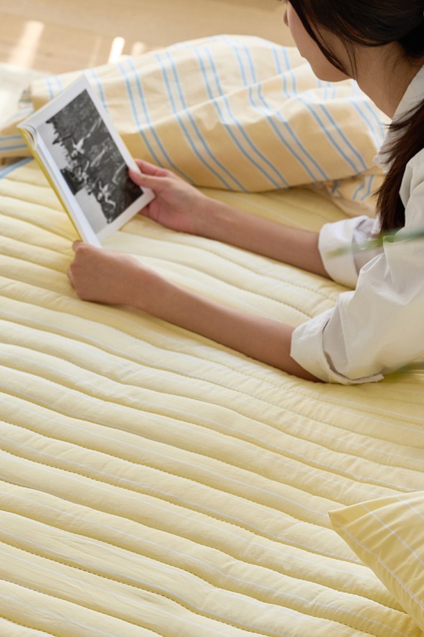 [보국] 프리미엄 탄소매트 버니글로우 버터크림 싱글 BKB-4201S는 따뜻한 겨울을 위한 필수 아이템입니다. 부드러운 버터크림 색상의 싱글 사이즈 탄소 섬유 매트로, 발열 및 보온 기능을 제공합니다. 프리미엄 전기매트로, 일상생활에서 편안하게 사용할 수 있습니다.
