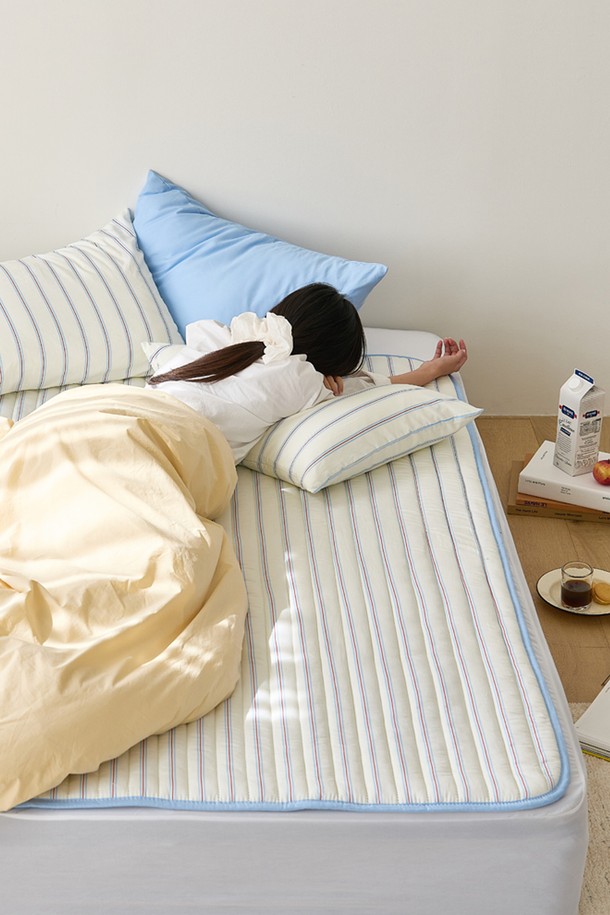 보국 버니글로우 탄소매트 BKB-4203S는 겨울철 따뜻함을 선사하는 프리미엄 전기매트입니다. 싱글 사이즈로 제작되어 1인 가구 또는 개인 공간에서 사용하기에 적합합니다. 은은하고 시원한 소다블루 컬러는 편안한 분위기를 연출합니다. 탄소 소재를 사용하여 뛰어난 발열 성능을 제공하며, 포근함을 더합니다. 보국만의 기술력으로 완성된 버니글로우 탄소매트는 온 가족의 따뜻한 겨울나기를 책임집니다.
