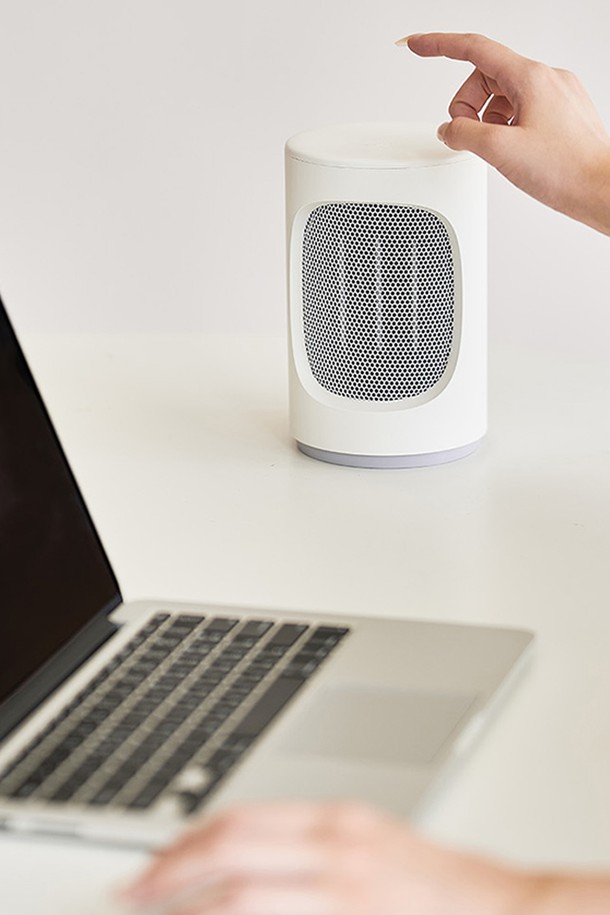 보국 토스티 듀얼 미니 PTC 온풍기 BKH-5180은 따뜻함을 선사하는 실내난방을 위한 겨울철 필수 가전입니다. PTC 발열 방식으로 듀얼 기능을 갖춰 더욱 효율적인 난방이 가능하며, 콤팩트한 미니 사이즈로 좁은 공간에서도 편리하게 사용할 수 있습니다. 화이트 색상으로 깔끔하고 심플한 디자인이 돋보이며, 발열 및 보온 기능을 제공합니다. 겨울철 추위를 효과적으로 대비할 수 있는 보국 토스티 듀얼 미니 PTC 온풍기를 만나보세요.
