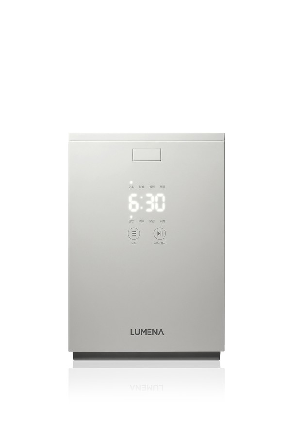 **[루메나] 더키친 음식물처리기 FD20**

[루메나] 더키친 FD20 음식물 처리기는 제로스페이스 디자인으로 설계되었으며, 가로 198mm, 세로 371mm, 높이 294mm의 크기로 최대 2L (1kg) 용량을 처리합니다. 스마트 센싱 기술과 160°C 고온 히팅, 트리플 탈취 구조를 통해 93.5%의 높은 감량률을 자랑하며, 40dB 저소음으로 조용하게 작동합니다. 건조분쇄식 처리 방식을 사용하며, 일반 모드, 쾌속 모드, 보관 모드, 세척 모드, 무음 모드 등 다양한 작동 모드를 제공하여 편리합니다. 본체, 건조통, 활성탄 필터, 제품 설명서, 코가이드로 구성되어 있으며, 3-9시간 내에 처리가 완료됩니다.
