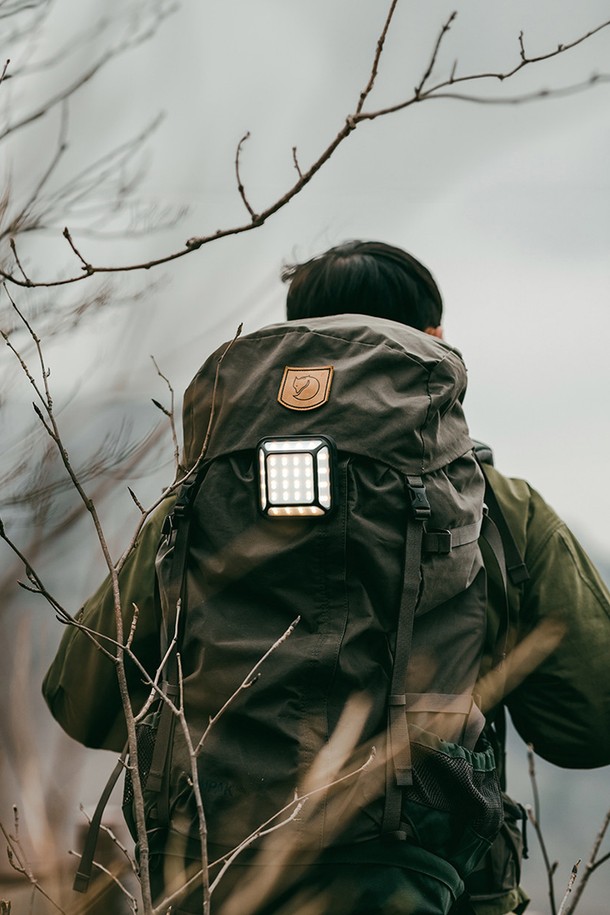 [루메나] LED 캠핑랜턴 5.1CH MINI는 캠핑 및 아웃도어 활동에 적합한 LED 랜턴입니다. 클래식 베이지와 차콜 블랙 두 가지 색상으로 제공되며 알루미늄 소재로 제작되어 내구성이 뛰어납니다. IP67 등급의 방수/방진 기능을 갖춰 험한 환경에서도 안심하고 사용할 수 있으며, 5면 발광으로 넓은 범위를 밝힙니다. 3000K, 4500K, 6500K의 색온도 조절과 밝기 조절이 가능하며, 6,200mAh Li-ion 배터리로 최대 90시간까지 사용 가능합니다. 본체, 전용 파우치, 스트랩, 비너 고리, C to C 케이블, 사용설명서로 구성되어 있습니다.
